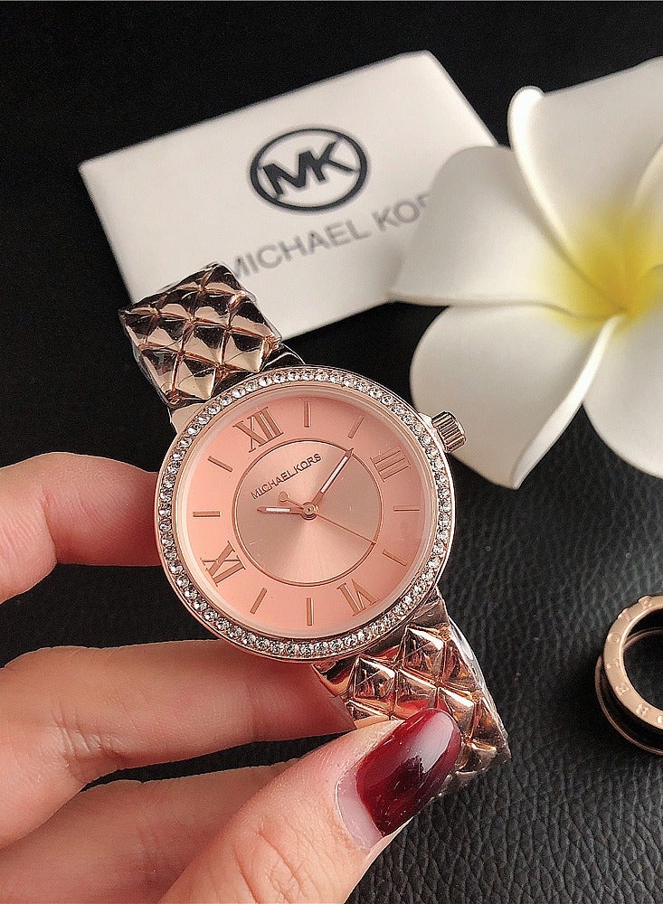 ام كي ساعة مايكل كورس MK النسائية بسوار من الذهب الوردي بتصميم معيني الشكل ومينا وردية مزينة بكريستالات لامعة - Image 1